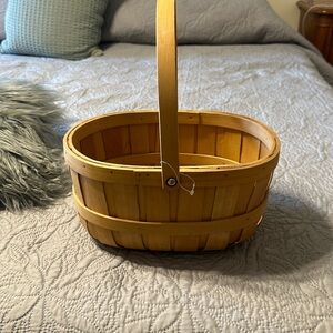 Beautiful basket with handle.
